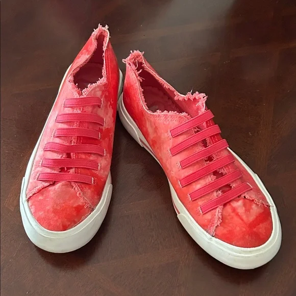 Stylish Red Canvas Sneakers - Picture 1 of 8